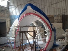 【门头装饰】鲨鱼元素玻璃钢雕塑之玻璃钢鲨鱼门头-门头/室内场景装饰