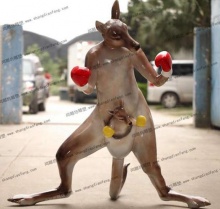 【卡通动物】拳击袋鼠雕塑,在商场里上演一个真实伟大的母爱故事-卡通