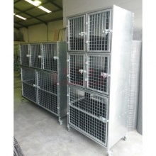 宠物医院的长方形中型的宠物柜子有多个隔间,带脚轮
