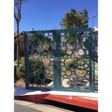 小区花园大门 户外艺术设计的双开铁门,行人通道的圆圈镂空铁门