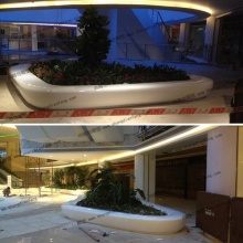 【地产住宅雕塑】商场酒店公寓玻璃钢花钵花基义无反顾的招呼着往返的